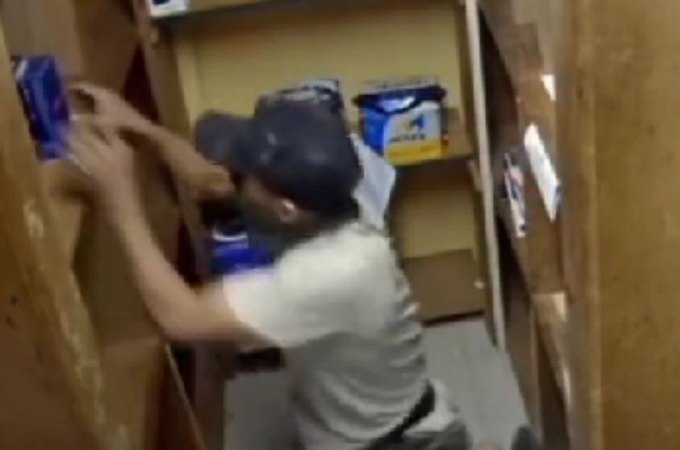 Polícia Civil divulga imagens de suspeito de quebrar parede e furtar eletrônicos em supermercado de Maceió