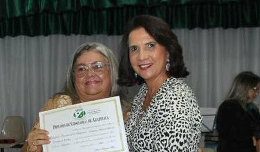 Câmara Municipal entrega título de Cidadã de Arapiraca à presidente da associação dos aposentados