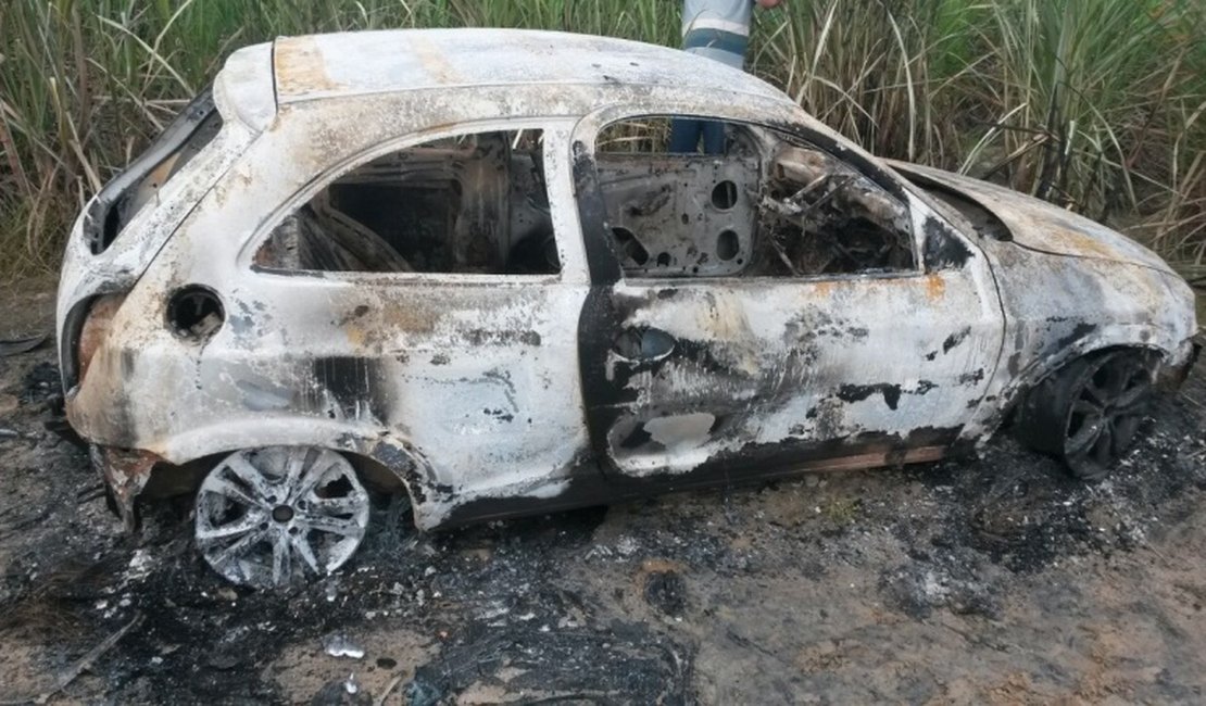 Carro roubado no Povoado Perucaba é encontrado totalmente incendiado