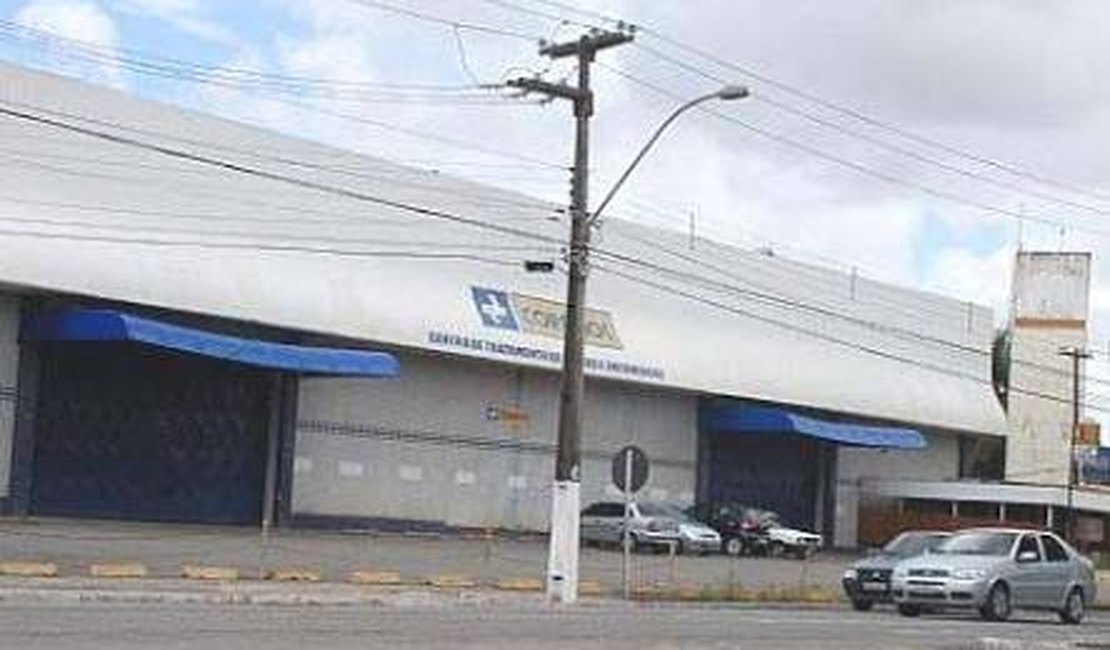 Dupla armada invade agência dos Correios e rouba arma de vigilante, em AL