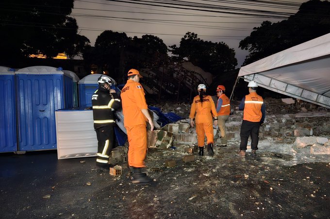 Câmeras da SSP flagram momento do desabamento de galpão, que deixou quatro feridos, em Maceió; assista