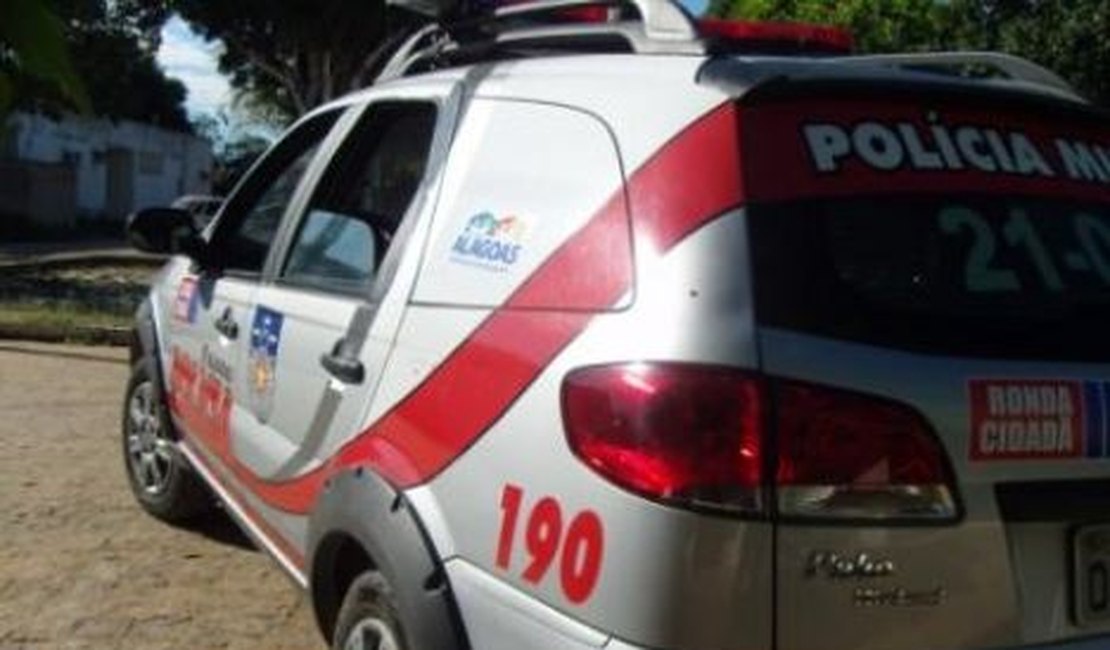 Bandidos armados em carro de luxo assaltam veículo em Arapiraca