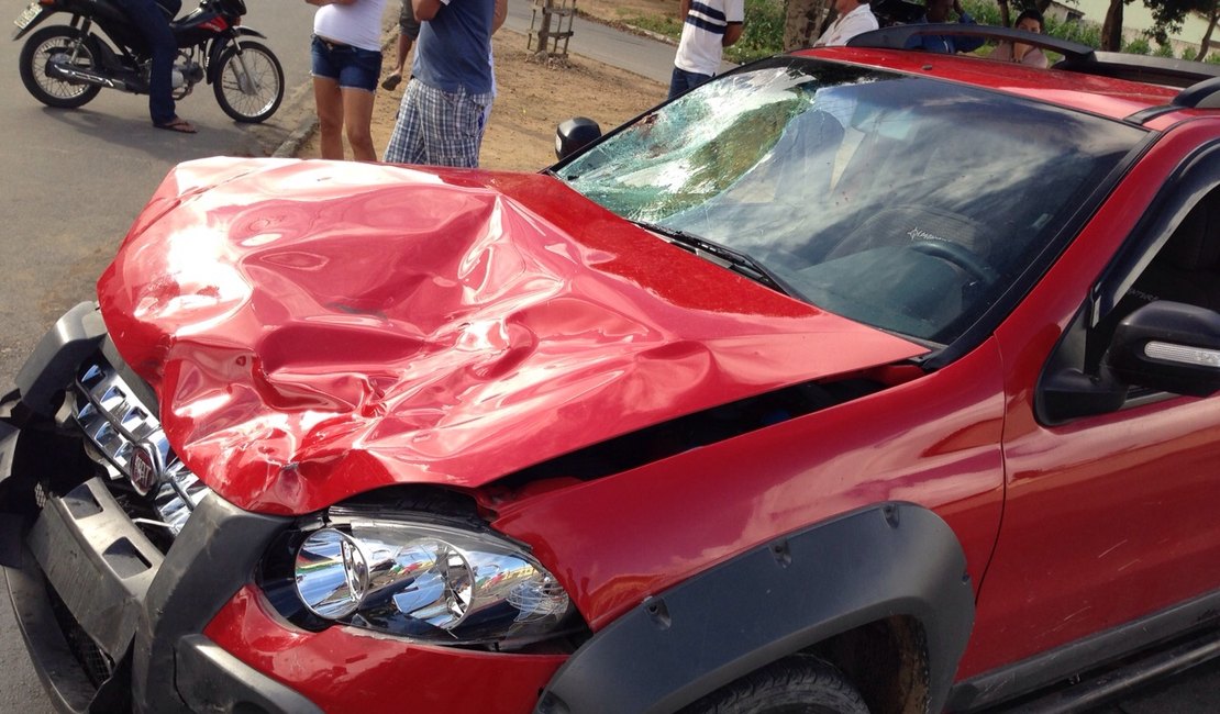 Homem fica ferido após acidente entre carro e moto em Arapiraca