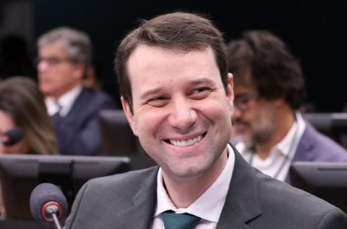 Relatório do deputado Daniel que fortalece o acesso a livros nas escolas é aprovado na Câmara