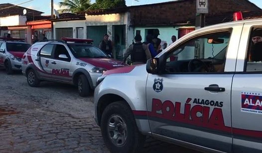 Mulher é presa após ser flagrada com drogas na presença das filhas