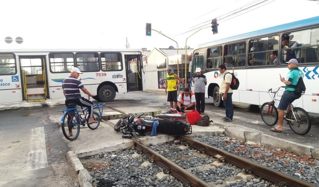 Motociclista é atropelado por ônibus e cai sobre o trilho do VLT em Maceió