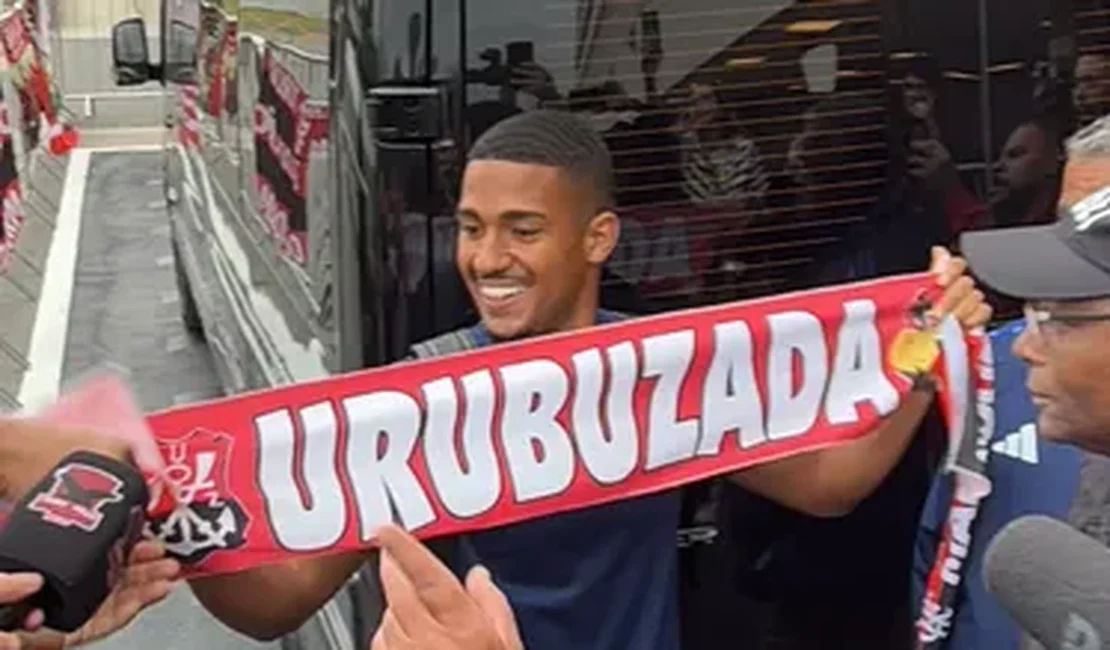 Samuel Lino chega ao Rio para assinar com o Flamengo