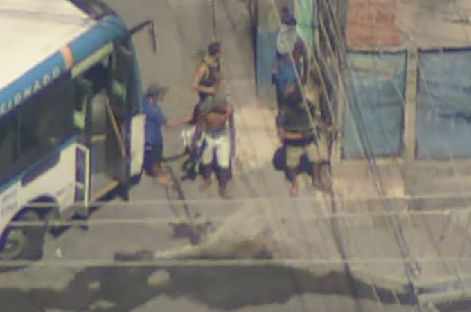 Cinegrafista é espancado por bandidos na Vila Aliança durante operação policial