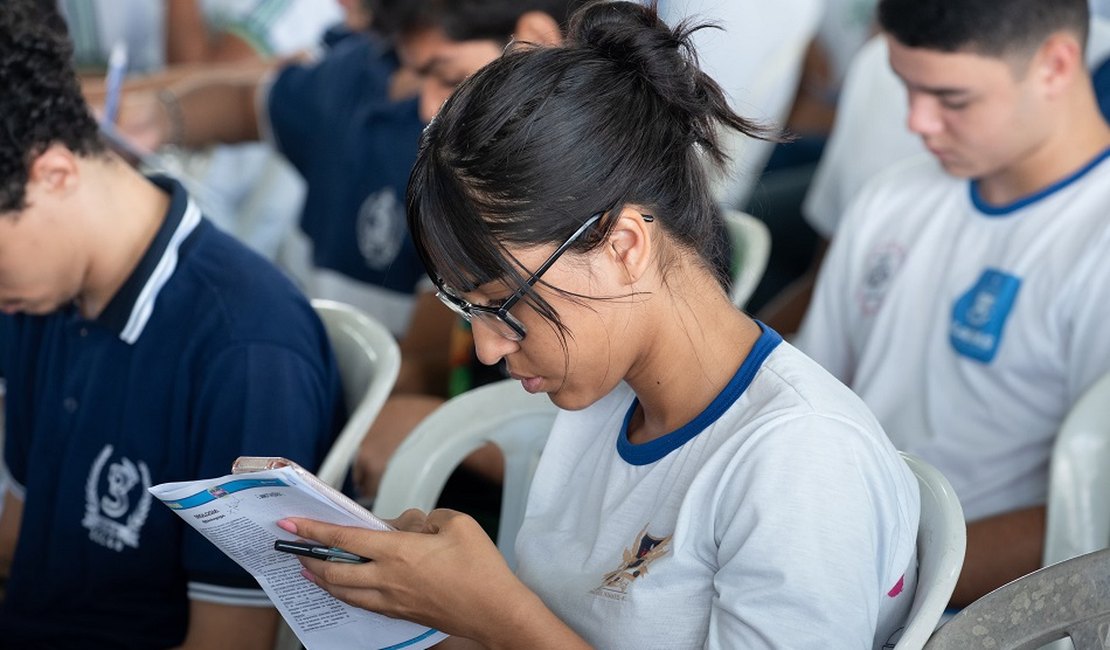 Educação inicia entrega de kits do programa Foca o Enem