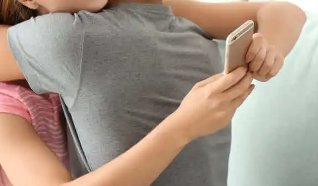 Esposa 'devolve' traição e é flagrada pelo marido com outro homem no bairro Boa Vista; PM foi acionada para verificar denúncia de violência doméstica