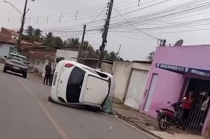 Carro tomba após bater em meio-fio e deixa uma pessoa ferida, em Arapiraca