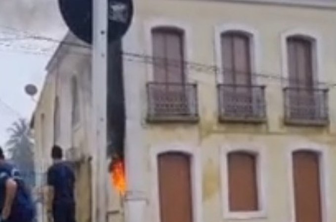 Contador de energia da Prefeitura de Marechal Deodoro incendeia após curto-circuito