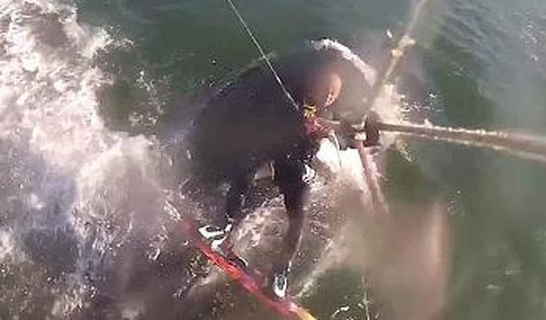 Homem pratica kitesurf e passa por cima de baleia gigante; veja