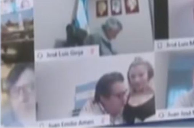 Descuido? Deputado acaricia mulher sentada em seu colo durante sessão virtual
