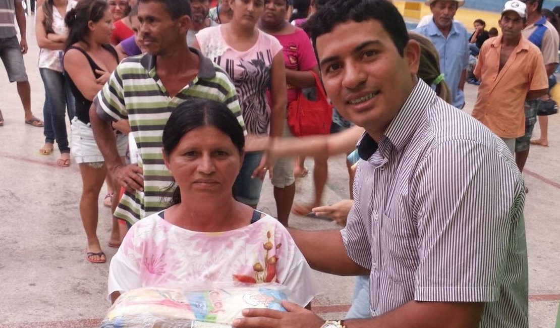 Prefeitura de Feira Grande entrega cestas básicas à população carente