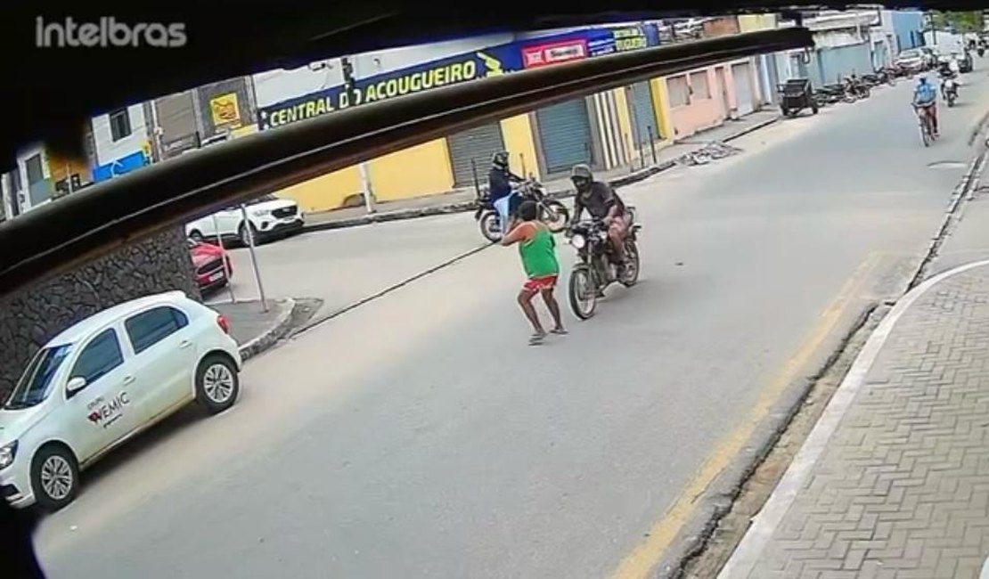 Mulher é atropelada por motocicleta no centro de Arapiraca