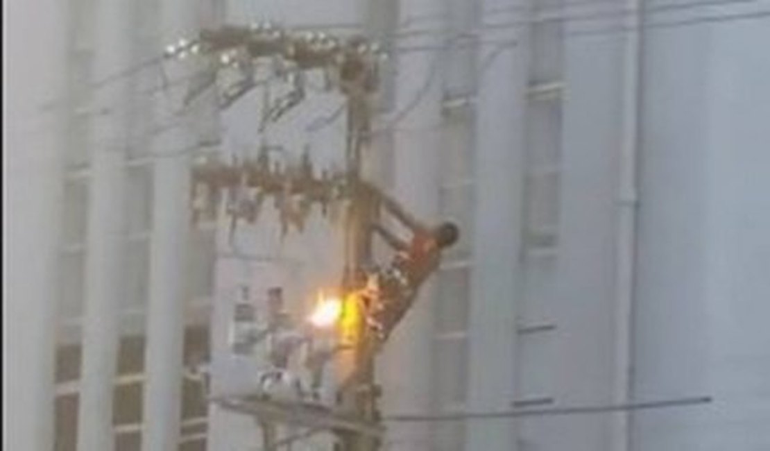 VÍDEO: Homem escala poste e sofre descarga elétrica antes de discurso de Dilma Rousseff