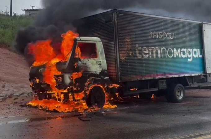 Caminhão pega fogo e mobiliza Corpo de Bombeiros, na AL-115 em Igaci