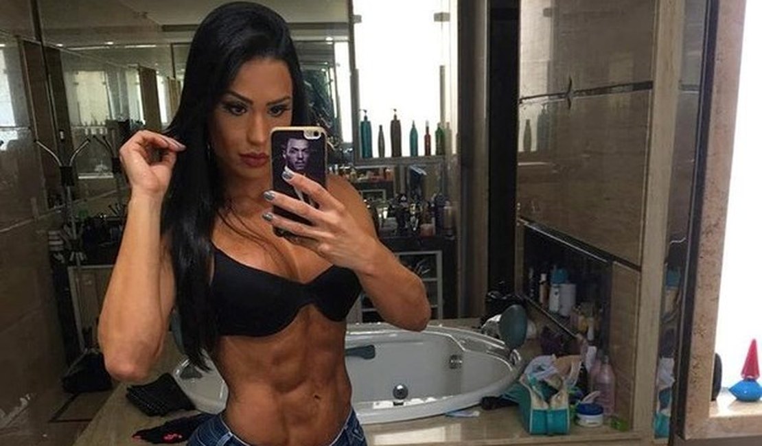Gracyanne Barbosa posa na frente do espelho exibindo abdômen 'trincado'
