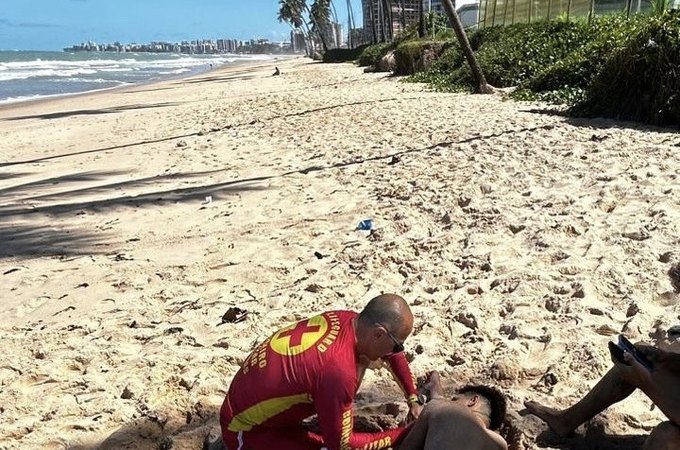 Bombeiros resgatam banhista com afogamento de grau 2 na praia de Jacarecica, em Maceió