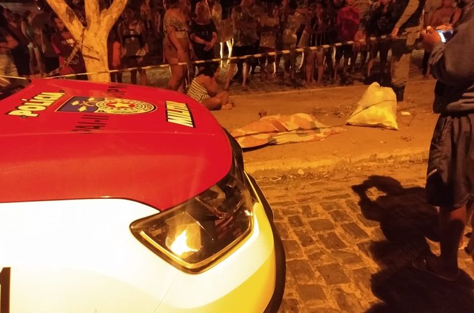 Vídeo. Jovem de 20 anos é executado a tiros enquanto conversava com amigos, em Arapiraca
