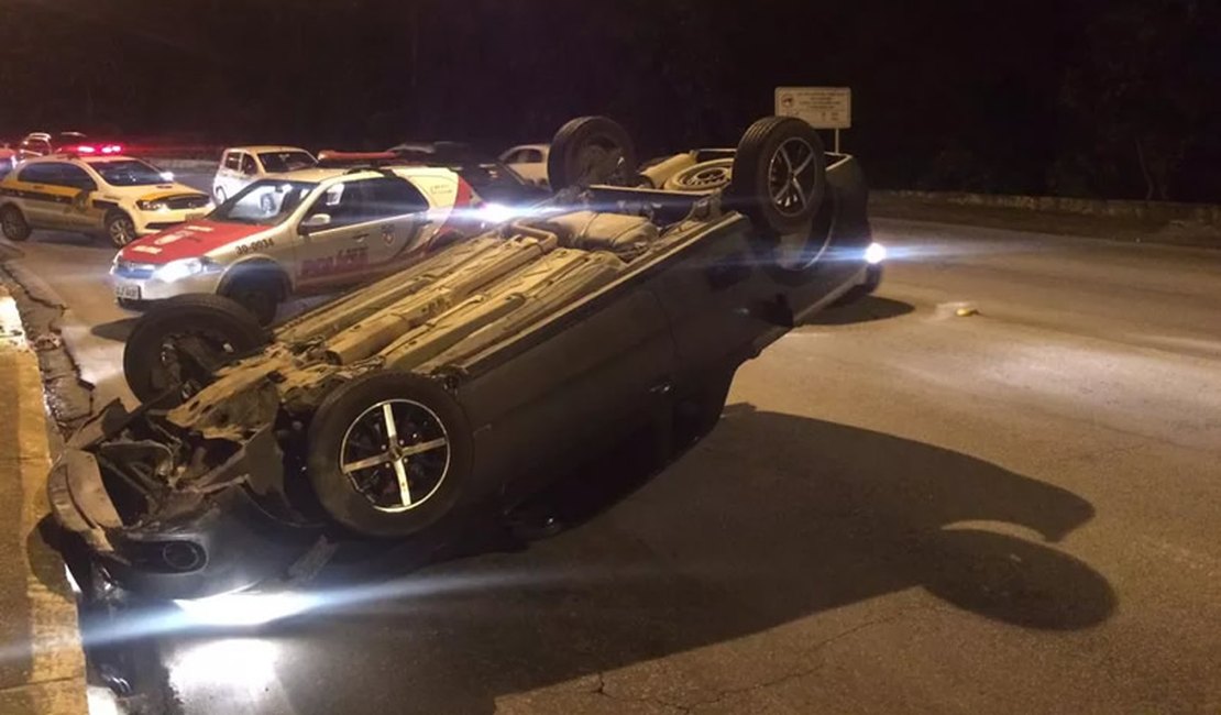 Capotamento deixa trânsito lento na Ladeira Geraldo Melo, em Maceió