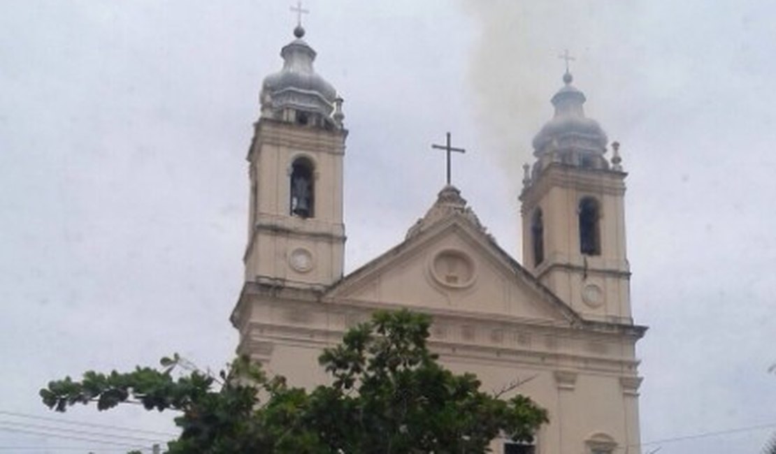 Catedral de Maceió pega fogo e militares ficam feridos durante intervenção