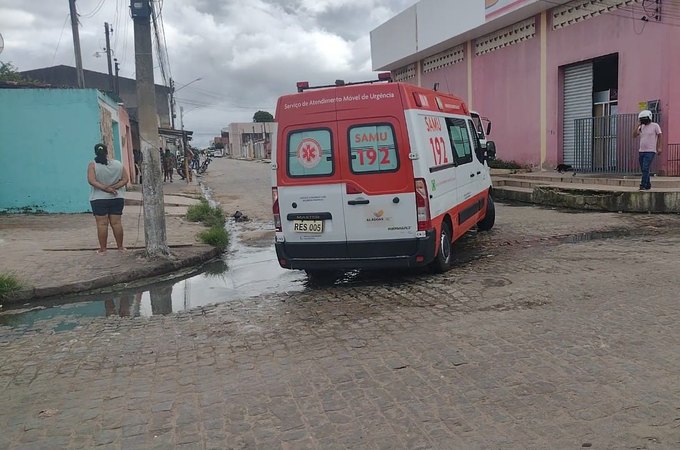 Vídeo. Homem vai cobrar dívida, leva tapa no rosto e desfere facadas no devedor, em Arapiraca
