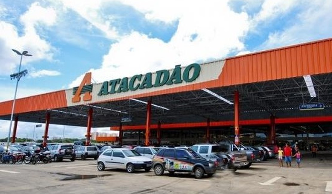 Fiscais interditam rede atacadista por crime ambiental, em Maceió