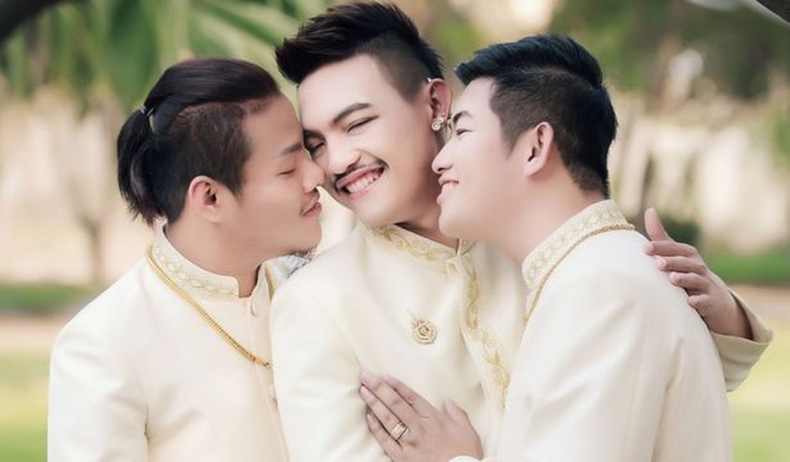 Três homens se casam em união tríplice na Tailândia. 'Aceito. Aceito. Aceito'