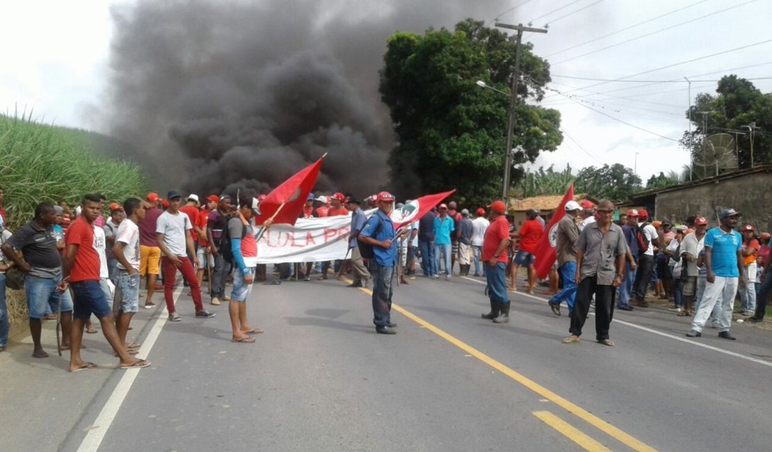 Manifestantes bloqueiam rodovias no interior de Alagoas contra a prisão de Lula