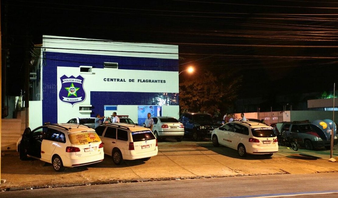 Mulher é presa em bar após deixar filhos sozinhos em casa