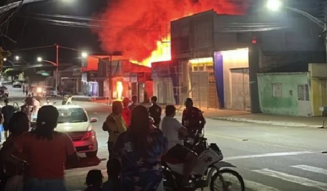 Incêndio de grandes proporções destrói mercado no Centro de Cacimbinhas