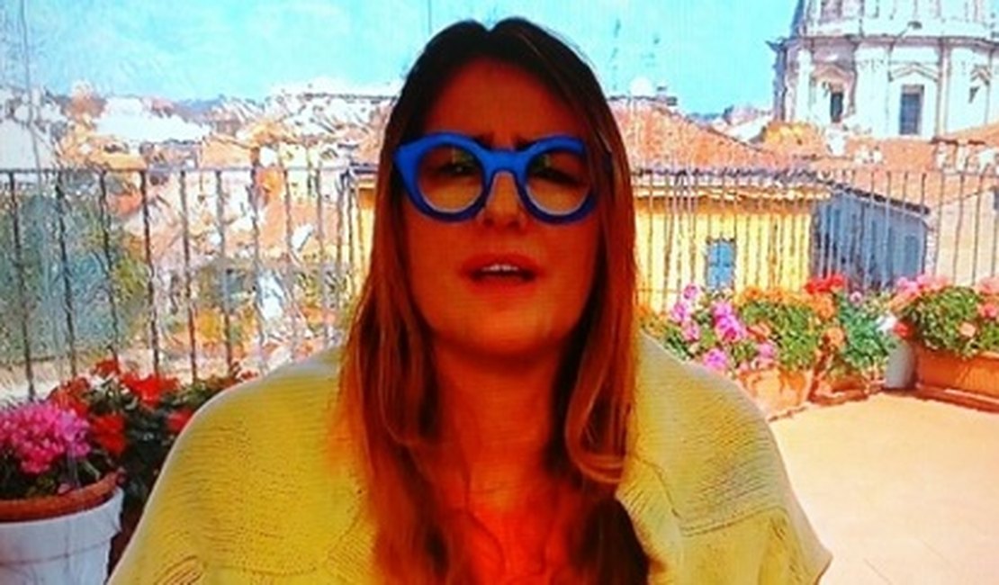 Óculos chamativos de Ilze Scamparini roubam a cena e ‘quebram’ web