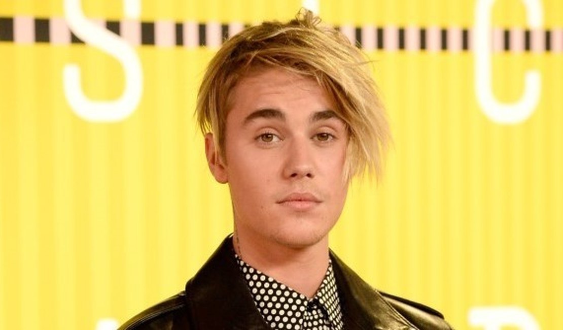 Justin Bieber adere à franja, rouba a cena e vira alvo de piadas