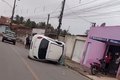 Carro tomba após bater em meio-fio e deixa uma pessoa ferida, em Arapiraca