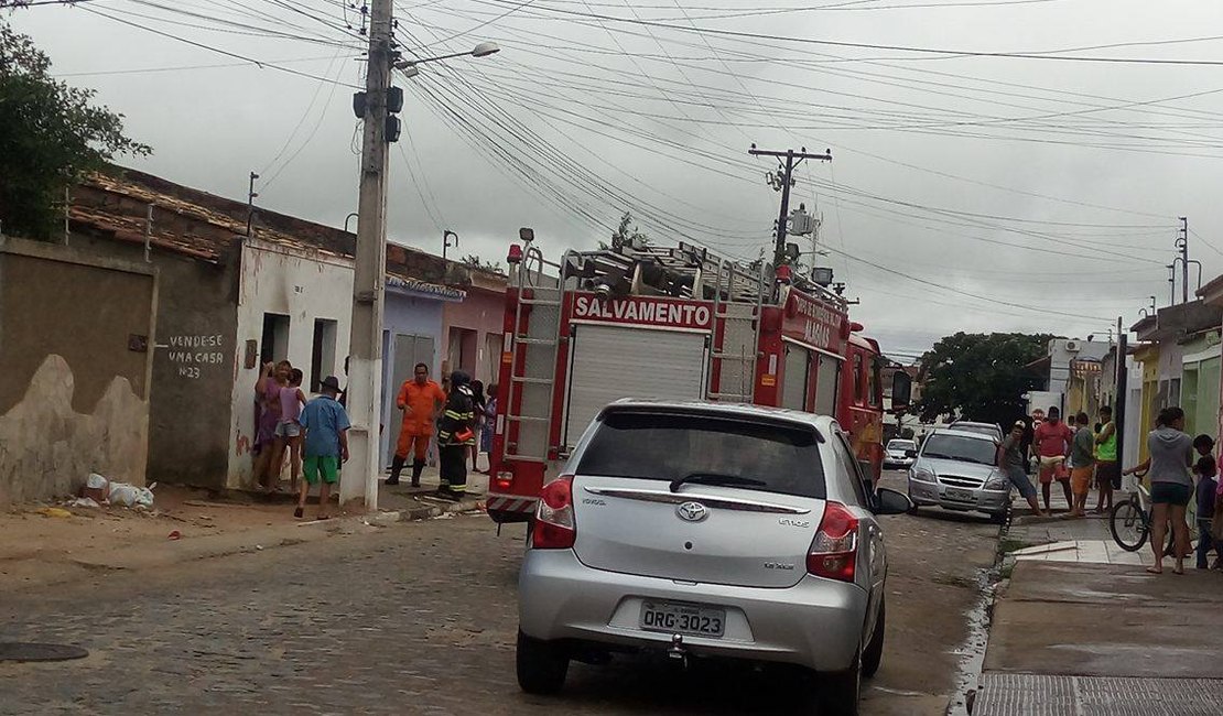 Mulher ateia fogo na própria casa no Alto do Cruzeiro, em Arapiraca