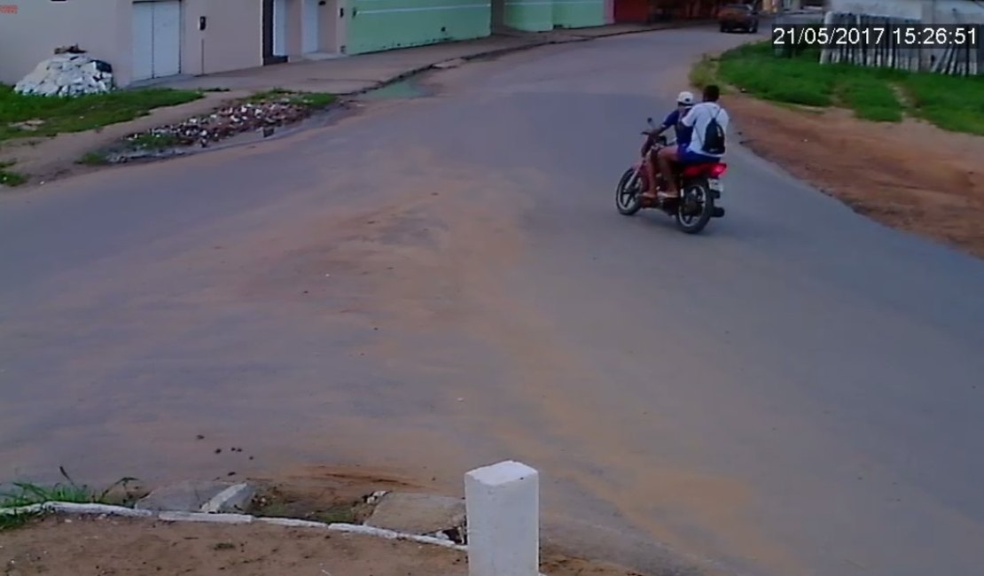 Vídeo: homens ficam feridos após colisão de moto em muro, em Arapiraca