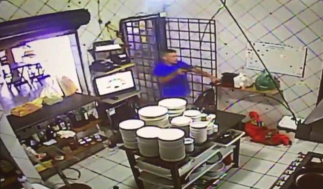 Bar é assaltado por homens armados no bairro do Farol, em Maceió