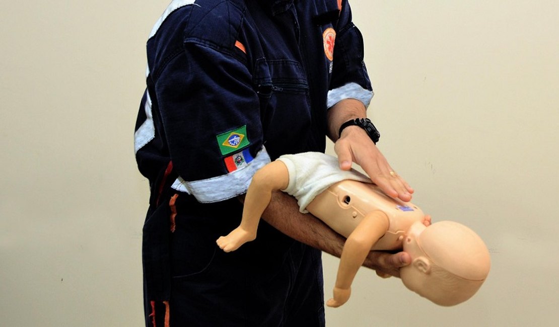 Médica do Hospital Ib Gatto Falcão orienta sobre como agir em casos de engasgo de bebês