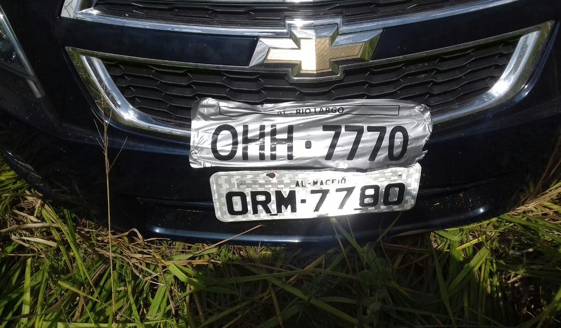 PRF recupera carro roubado com adesivo que simulava placa, em AL