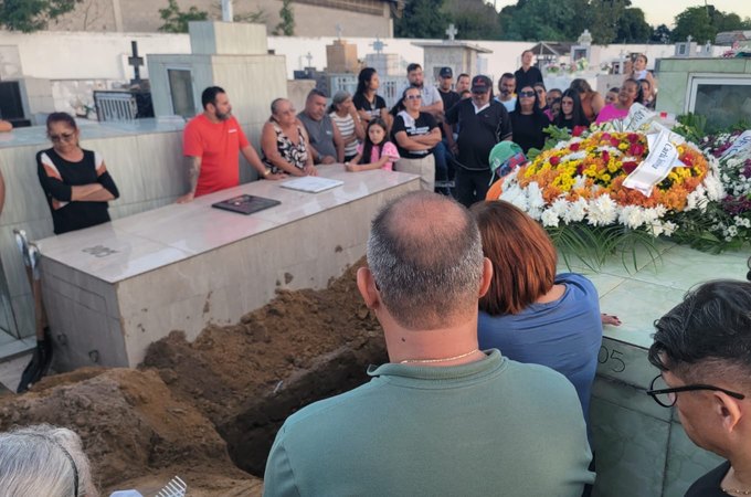 Sob forte comoção, influenciador arapiraquense “Odete” é sepultado nesta sexta (23)