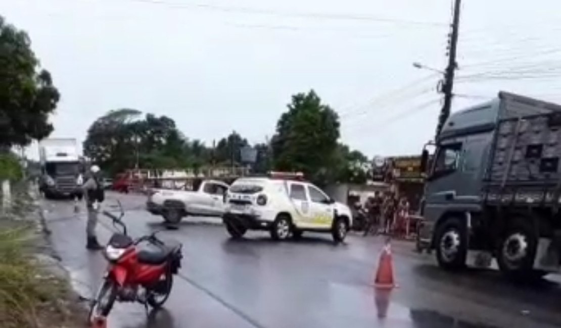 Fio de alta tensão cai em motociclista e deixa trânsito lento na AL-110, em Arapiraca