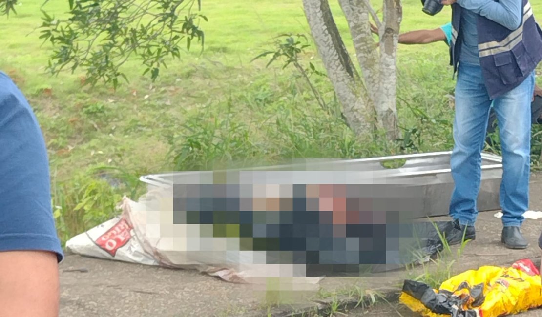 Corpo encontrado em saco de nylon no Lago da Perucaba, em Arapiraca, está sem braços e é de homem