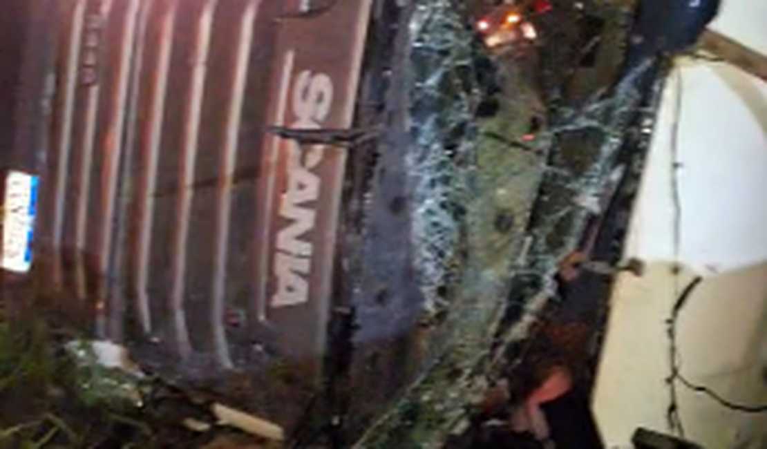 Motorista fica preso às ferragens e morre após capotamento de carreta em Pilar