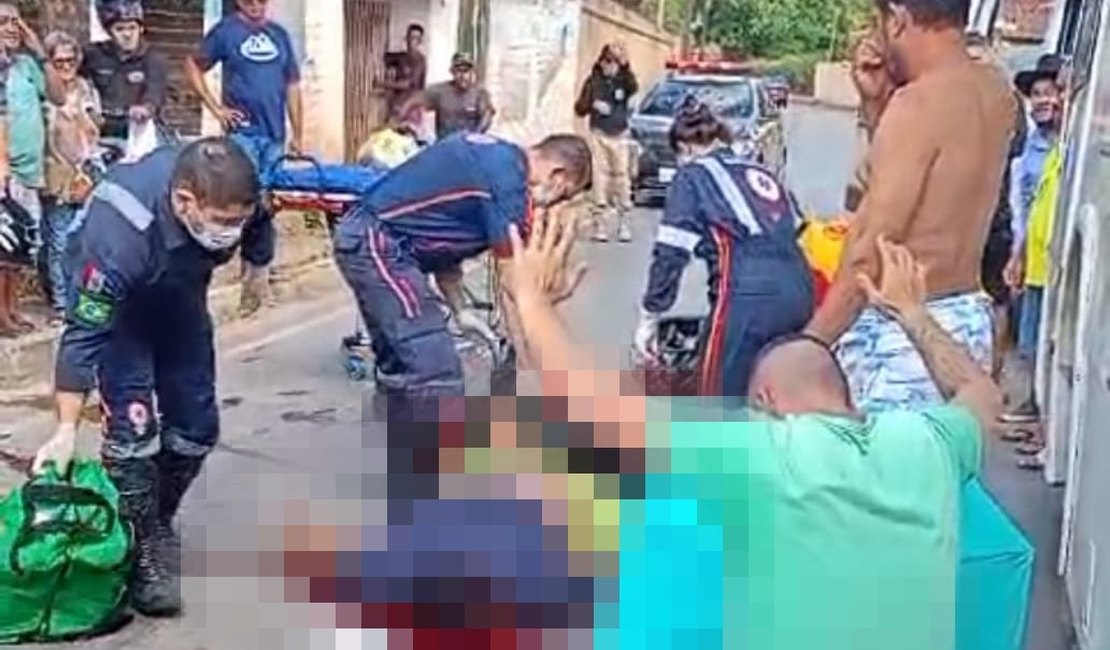 Motociclista colide em ônibus na Zona Rural de Arapiraca e fica gravemente ferido