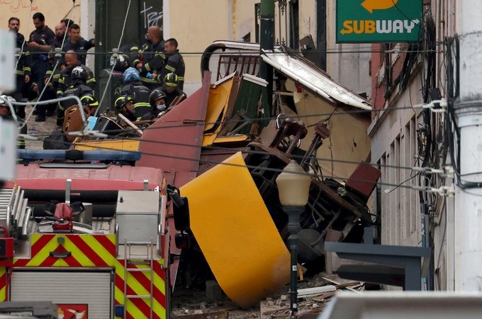 Bondinho de Lisboa descarrila, tomba e deixa 15 mortos e 18 feridos