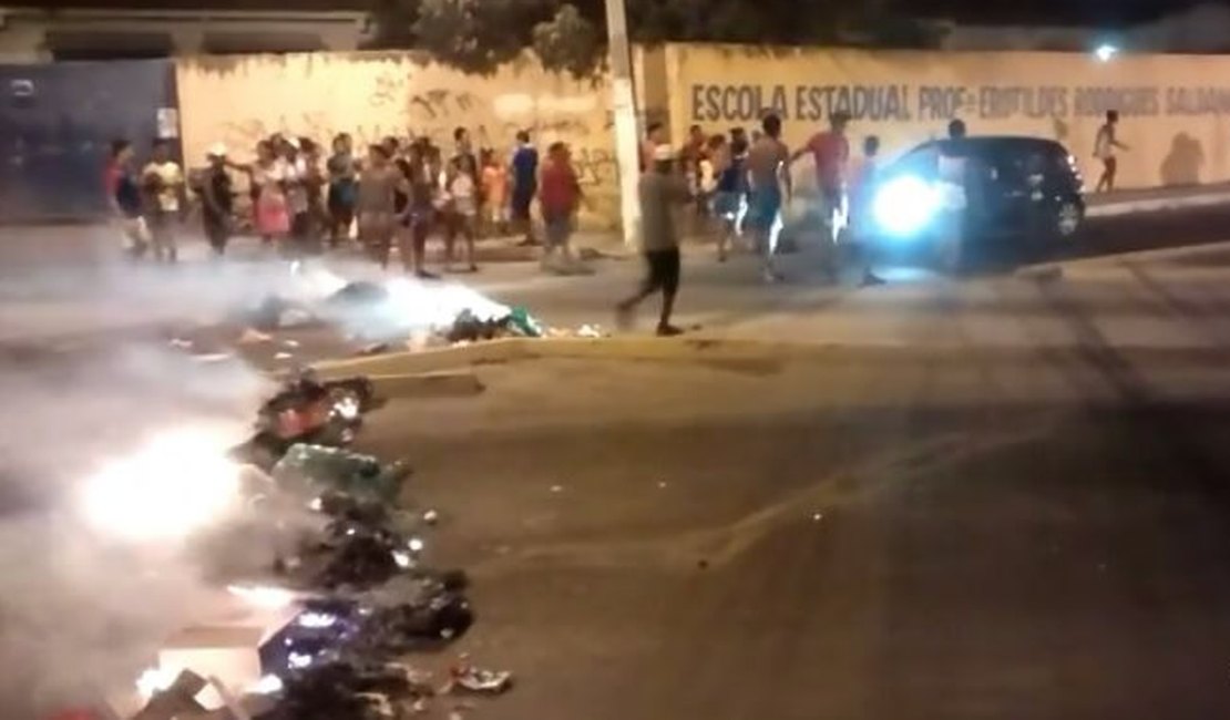 Moradores bloqueiam via em protesto contra ação da polícia em Maceió