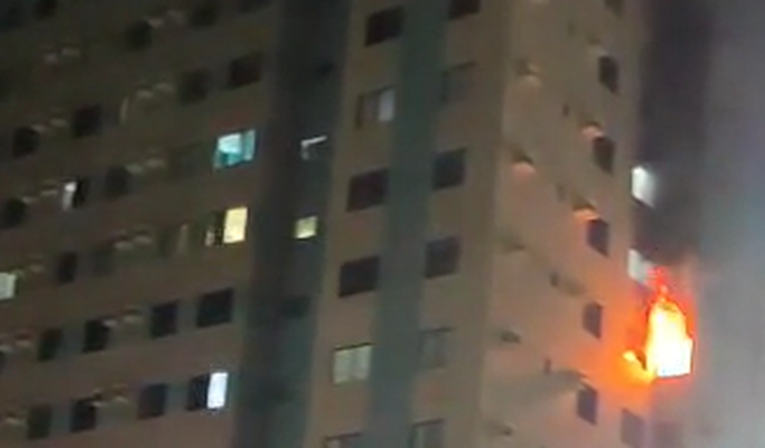 Incêndio destrói apartamento no sétimo andar de prédio no Prado, em Maceió
