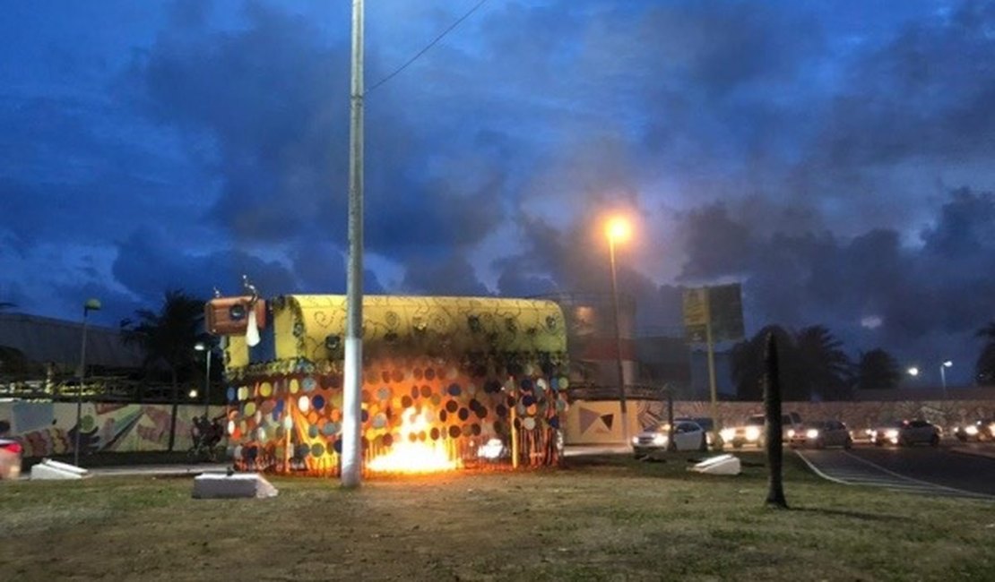 Incêndio atinge monumento cultural na orla de Maceió